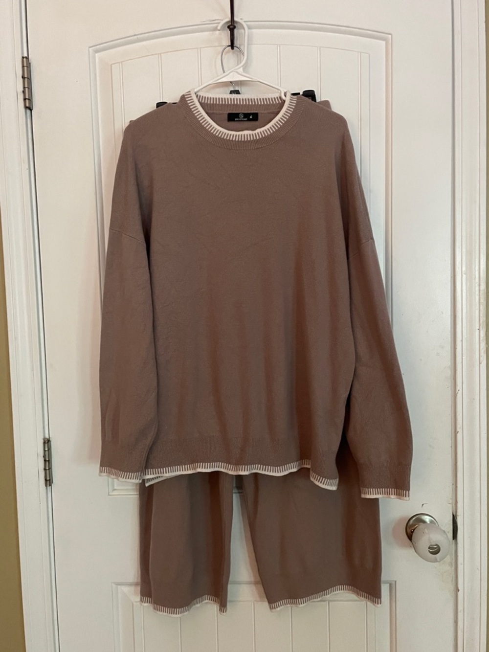 Lilluaory XL 2 pc outfit Oversized
Slightly wider leg Elastic waist
No pockets
